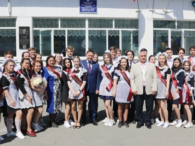 Депутаты Законодательного собрания Приморского края посетили последние звонки и поздравили выпускников, их учителей и родителей с этим светлым праздником, днём вступления во взрослую жизнь.