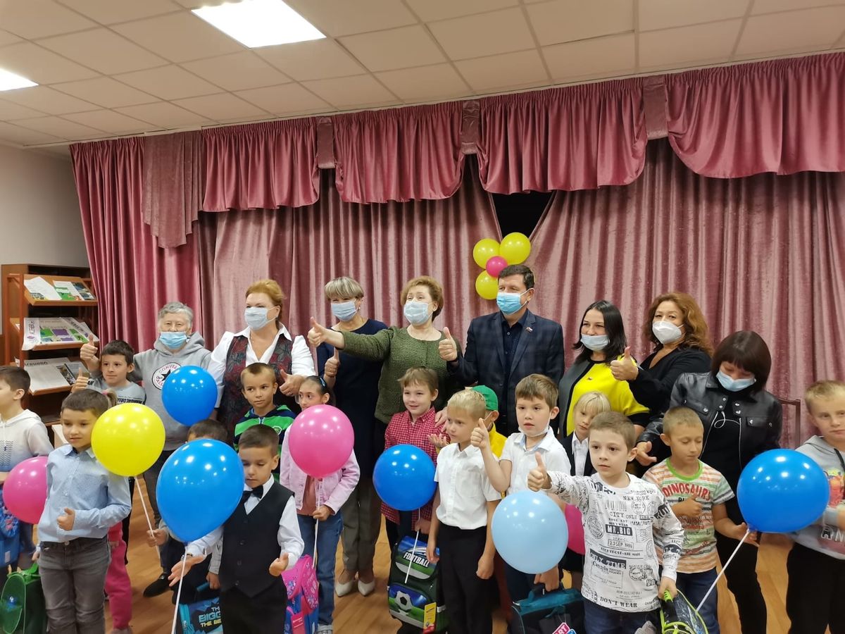 Глава муниципального округа Ясенево, г. Москва, Ирина Гришина поздравила детей из многодетных, неполных семей, детей с инвалидностью с наступающим Днем знаний.