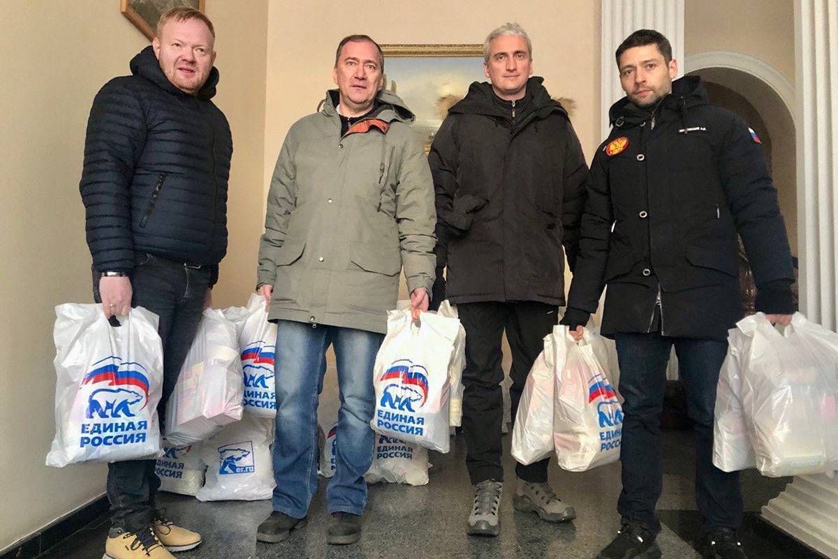 Депутаты Госдумы доставили гуманитарную помощь в освобожденный поселок Талаковка в ДНР