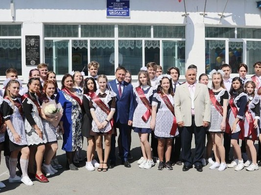 Депутаты Законодательного собрания Приморского края посетили последние звонки и поздравили выпускников, их учителей и родителей с этим светлым праздником, днём вступления во взрослую жизнь.