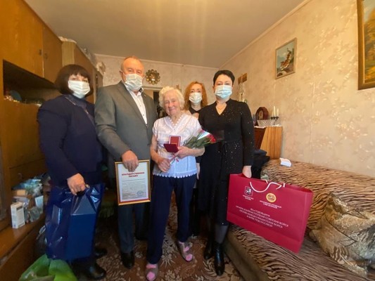 Глава Можайского округа г. Москва поздравил ветеранов Великой Отечественной войны с 80-летней годовщиной обороны Москвы.