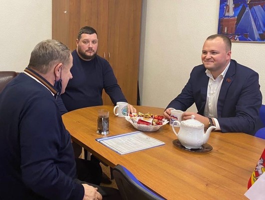 ПРЕДСЕДАТЕЛЬ СОВЕТА ДЕПУТАТОВ ВСТРЕТИЛСЯ С ЛЕГЕНДОЙ ЧЕЛЯБИНСКОГО ХОККЕЯ