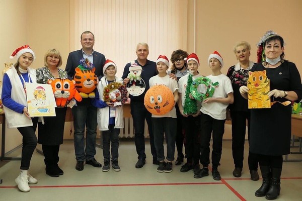 Совет депутатов Металлургического района города Челябинска организовал конкурс на лучшую новогоднюю игрушку.