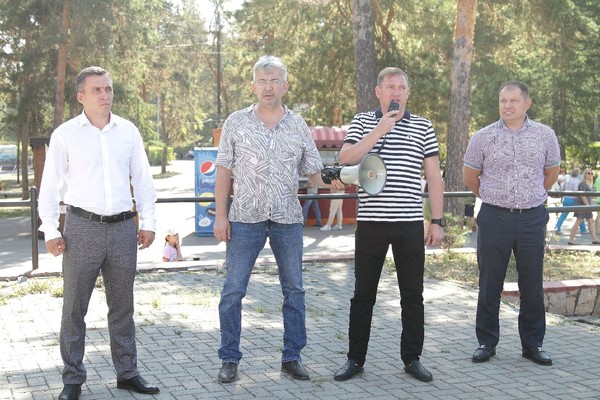 Депутат Законодательного Собрания Челябинской области Алексей Беседин поздравил жителей Челябинска с Днём Государственного флага России.
