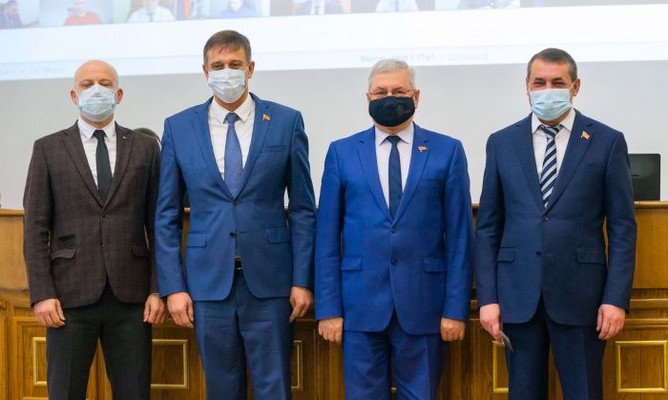 Владимир Мякуш вручил удостоверения и значки депутатам Законодательного Собрания Виталию Пашину и Дмитрию Мельникову