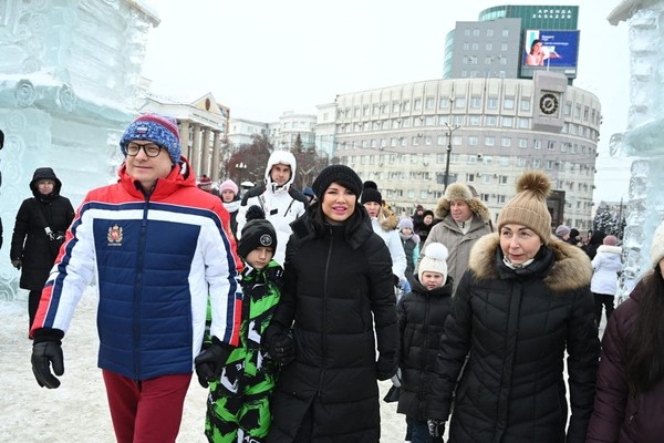 Губернатор Челябинской области Алексей Текслер вместе с супругой Ириной и сыном Мишей приехали в челябинский ледовый городок на площади Революции. Вместе с семьей главы региона городок посетила мэр Наталья Котова.