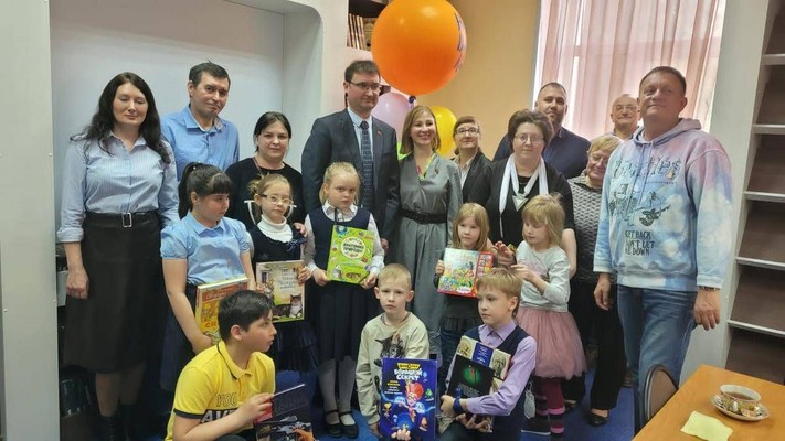 В Кемерове депутаты подарили книги детям из приемных семей