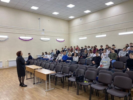 Депутат Думы города Владивостока Наталья Войновская провела урок «Основы парламентаризма»