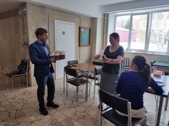 АЛЕКСЕЙ СИДОРОВ ПРИВЕЗ КУЛИЧИ В ЦЕНТР ВРЕМЕННОГО РАЗМЕЩЕНИЯ ВЫНУЖДЕННЫХ ПЕРЕСЕЛЕНЦЕВ