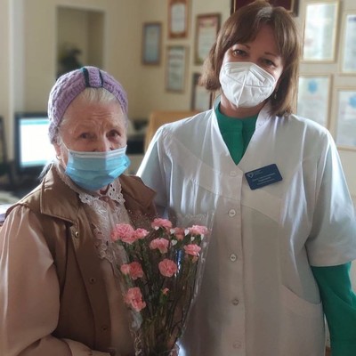 Депутат Совета депутатов муниципального округа Западное Дегунино в г.Москве Кудряшова Ольга поздравила ветеранов-медиков с Праздником Великой Победы.